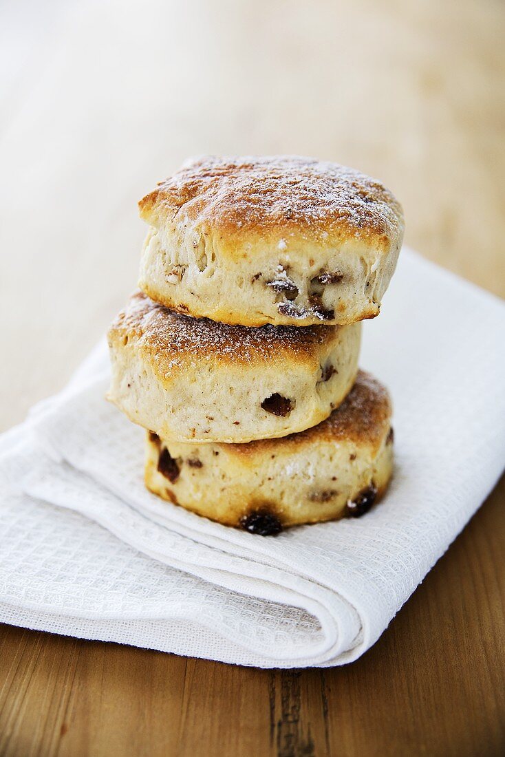 Drei Scones mit Rosinen