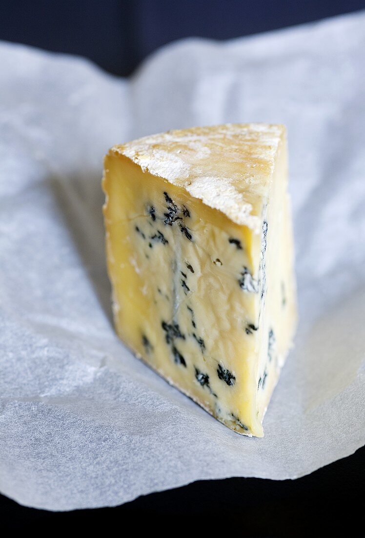 Ein Stück Blauschimmelkäse (Sorte: Mrs Temple's Binham Blue, Norfolk, UK)