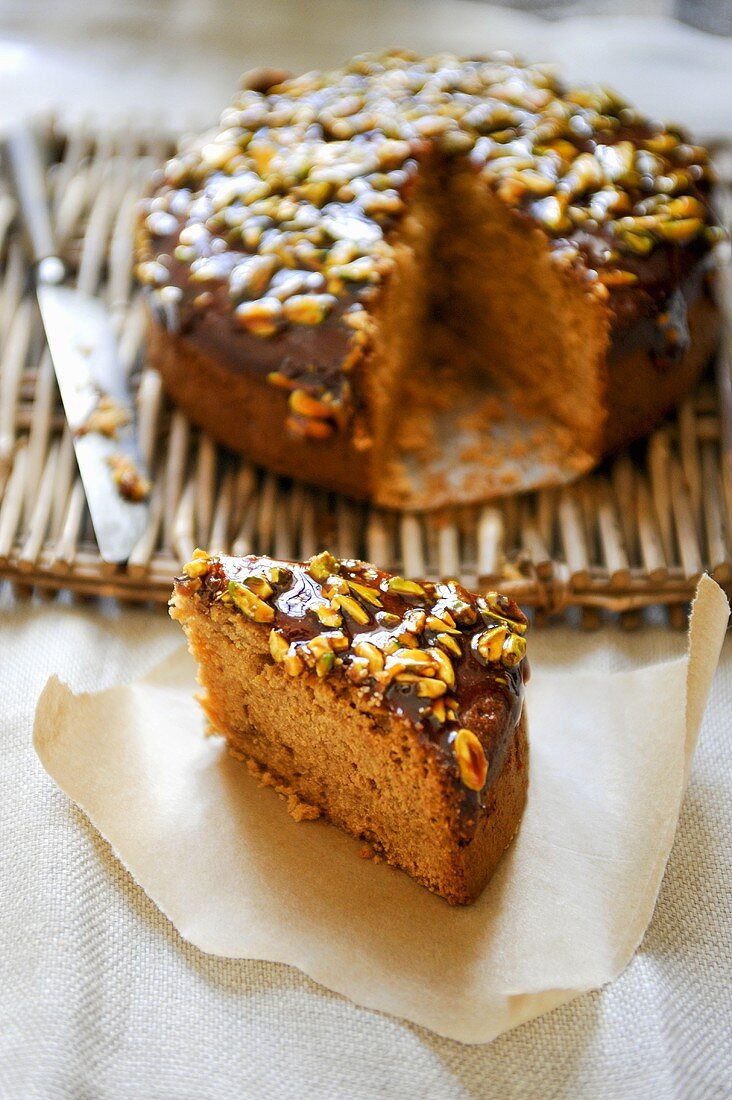 Angeschnittener Honig-Pistazien-Kuchen