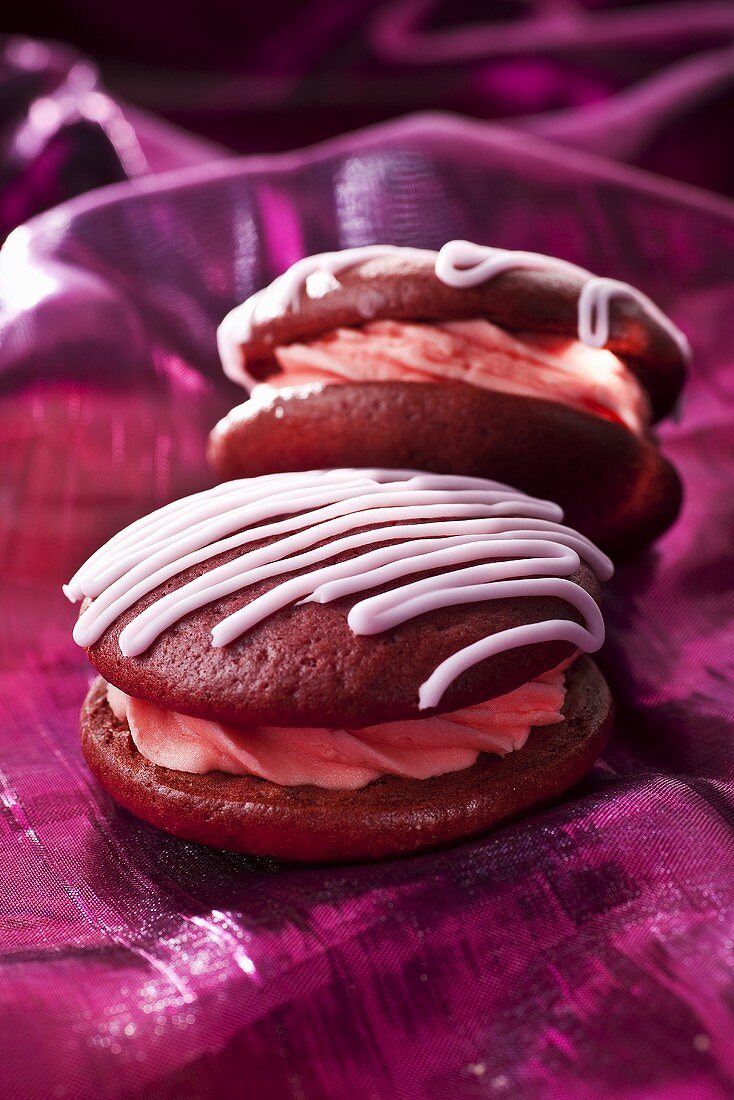 Raspberry whoopie pies with icing sugar