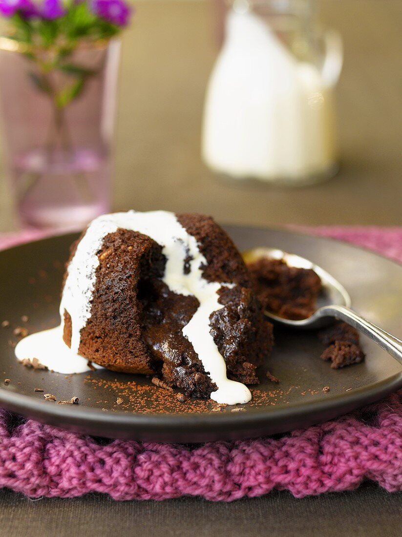 Englischer Schokoladenpudding mit Sahne