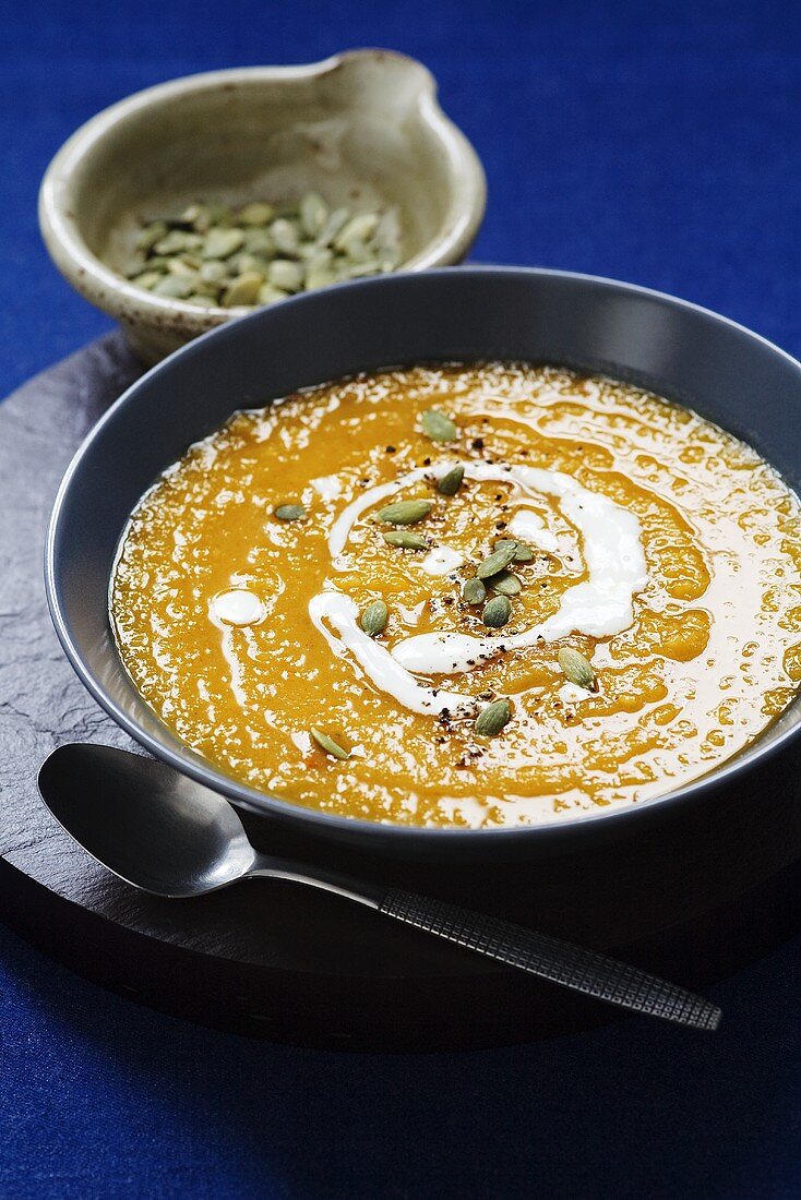 Kürbissuppe mit Sauerrahm und Kürbiskernen