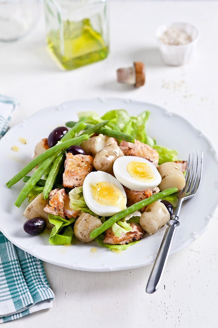 Kartoffelsalat mit Lachs, grünen Bohnen, Ei und Oliven