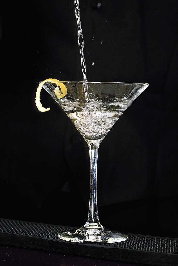 Dry Martini in Glas einschenken