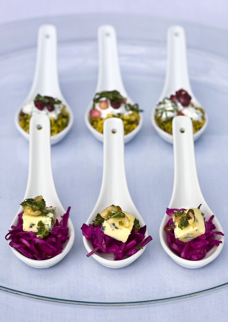 Spoon canapes with red cabbage, Stilton and walnuts