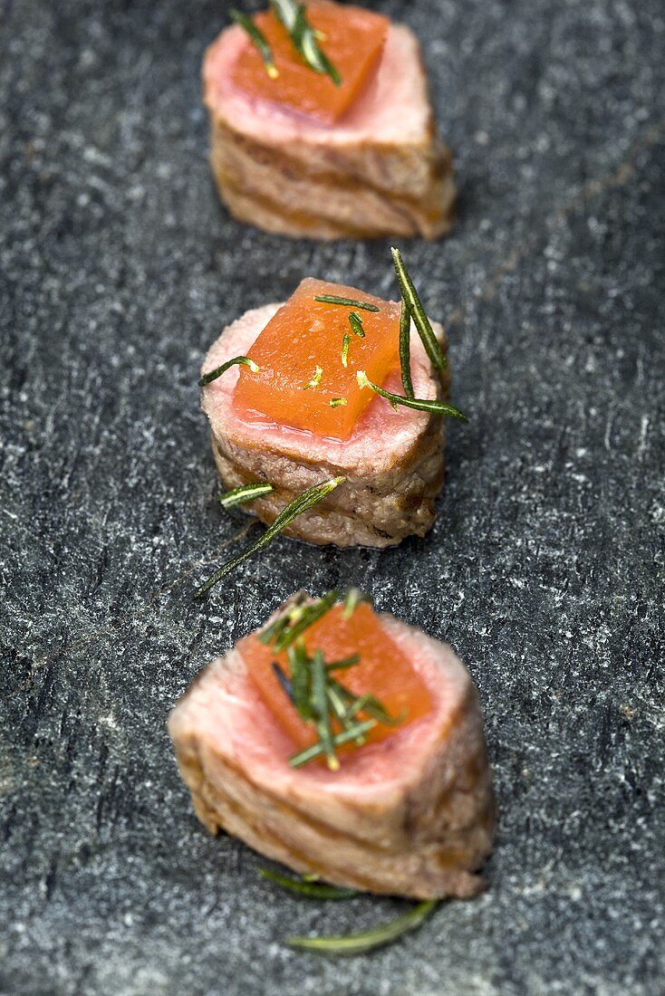 Lamb medallions with tomatoes and rosemary