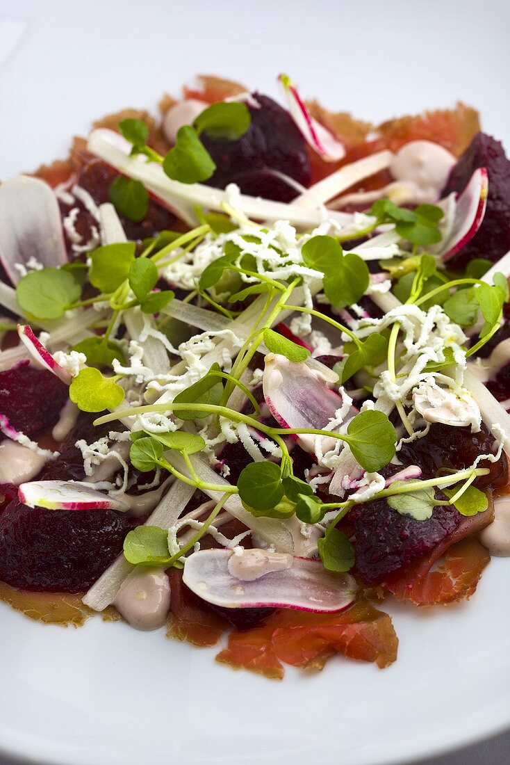 Rote-Bete-Salat mit Bresaola, Kresse, Radieschen und Ziegenkäse
