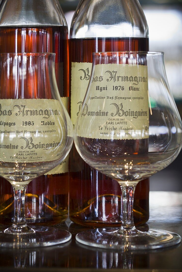 Armagnac-Flaschen und Gläser