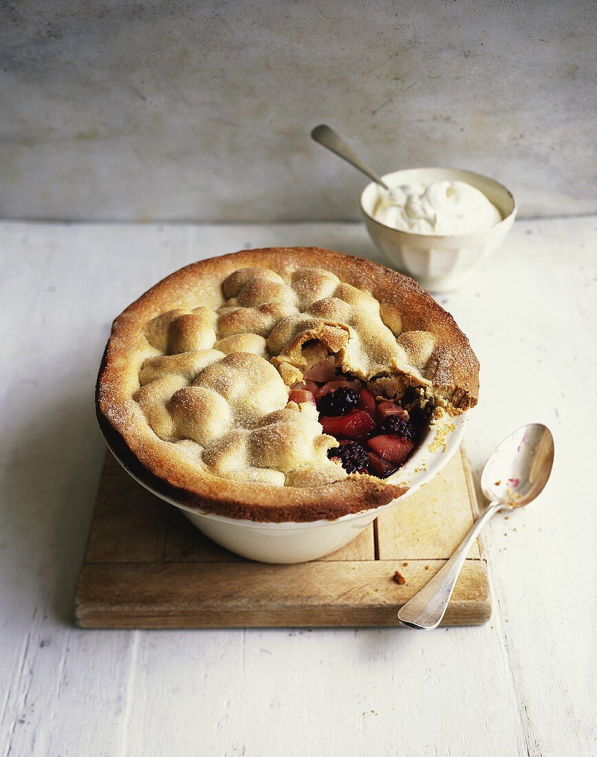 Apple and blackberry pie with cream