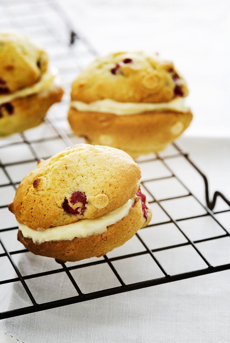 Cranberry whoopie pies with white chocolate cream