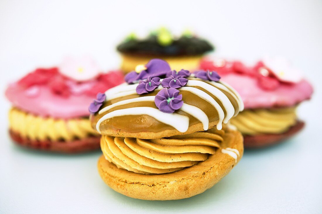 Four whoopie pies with sugar flowers