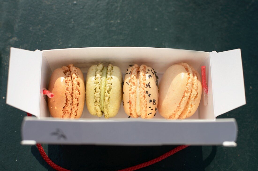 Vier Macarons in einer Schachtel zum Mitnehmen