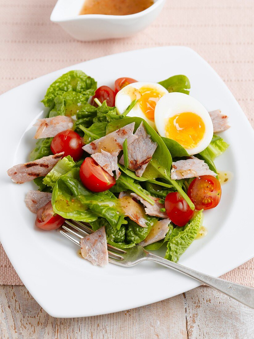 Spinach salad with egg, bacon and cherry tomatoes