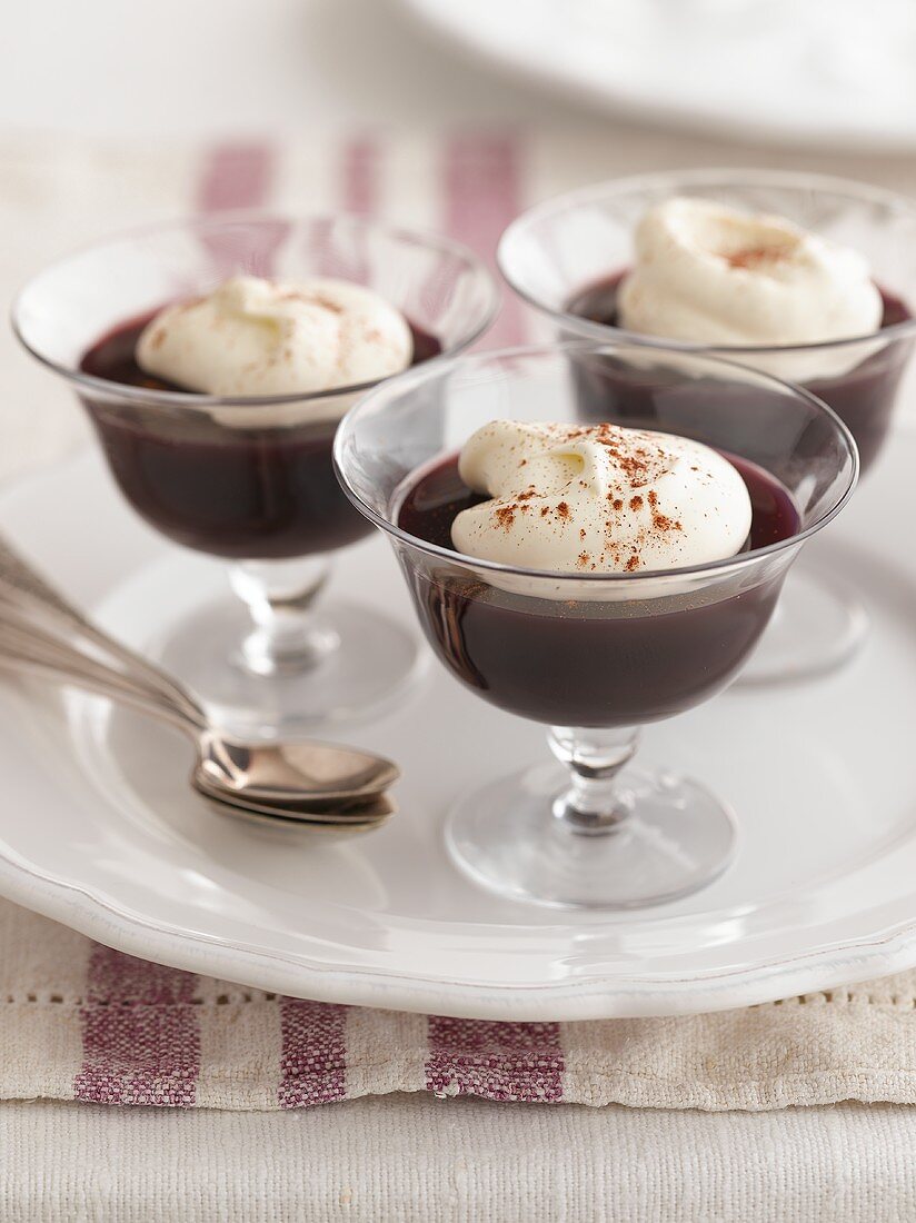 Mulled wine jelly with cream