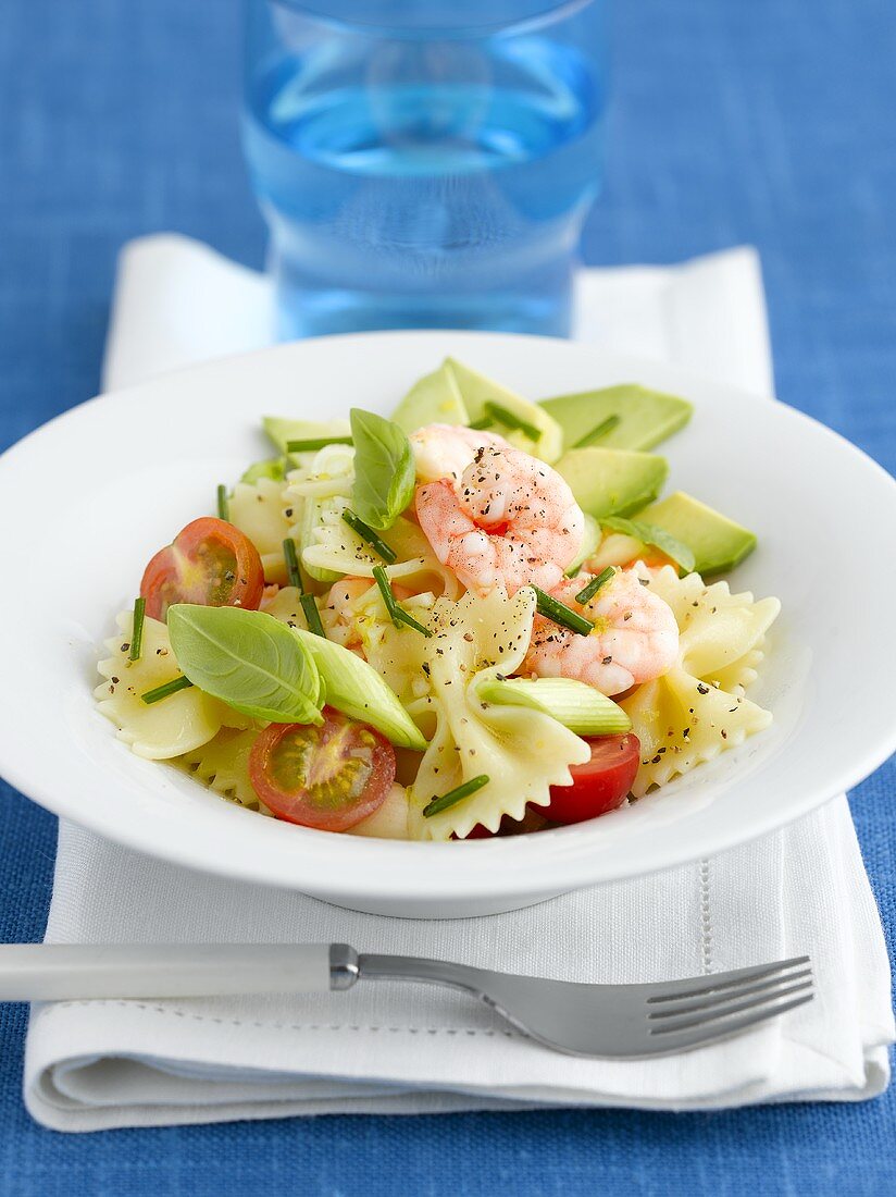 Pasta salad with giant prawns and tomatoes