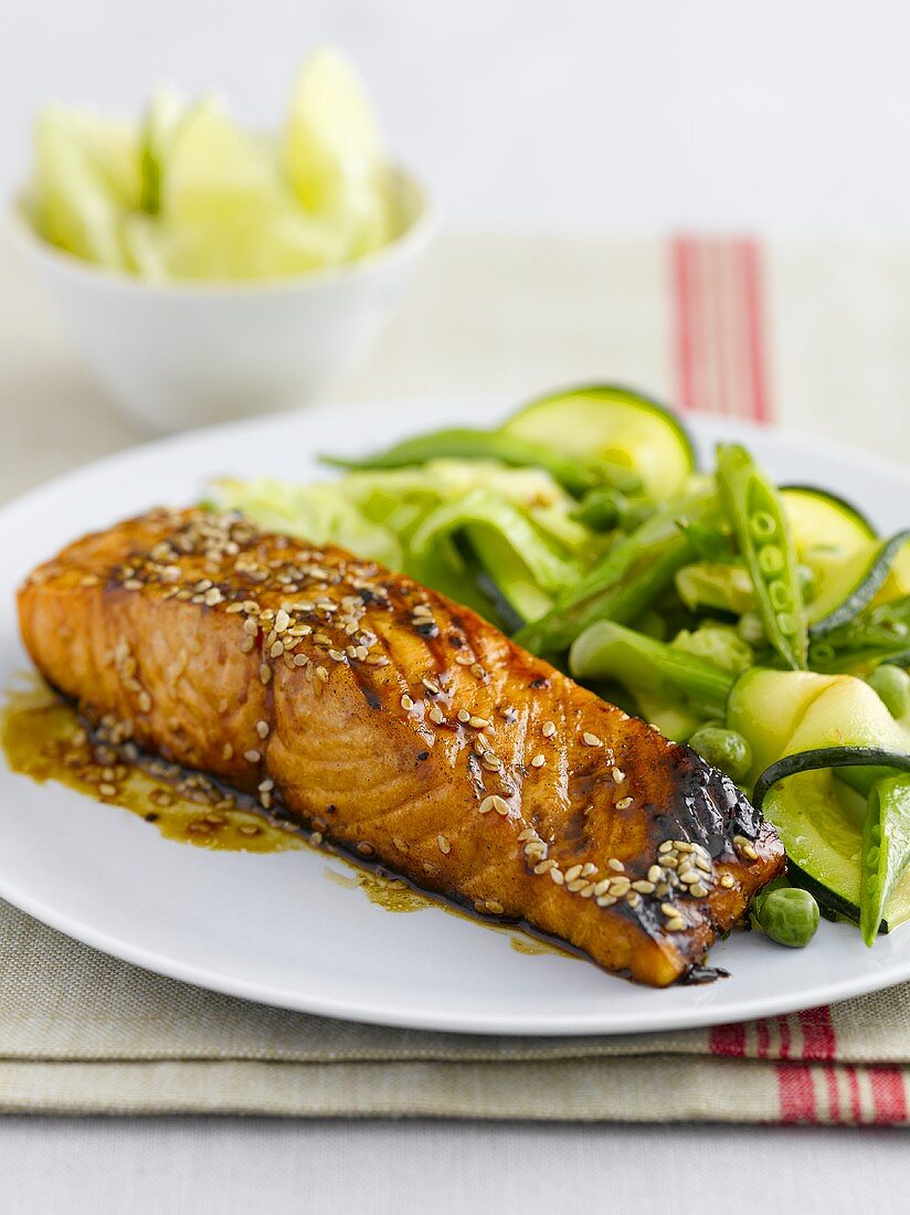 Lachs Teriyaki mit Erbsen und Zucchini