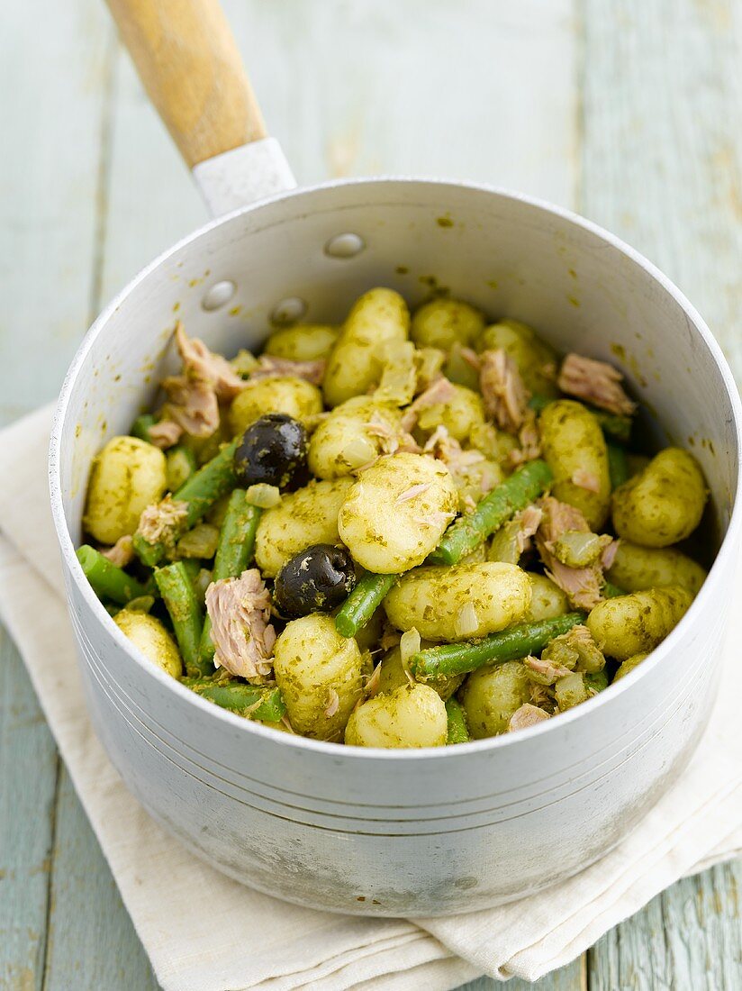 Gnocchi mit Pesto, Bohnen, Oliven und Hähnchen