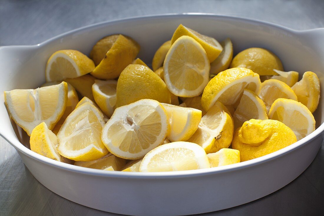 A bowl of sliced lemons