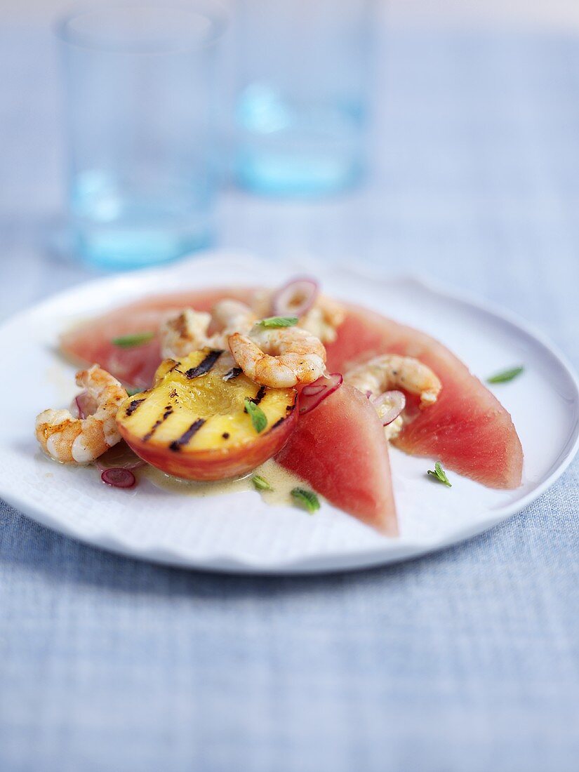 Garnelen auf Wassermelone mit gegrillter Pfirsich