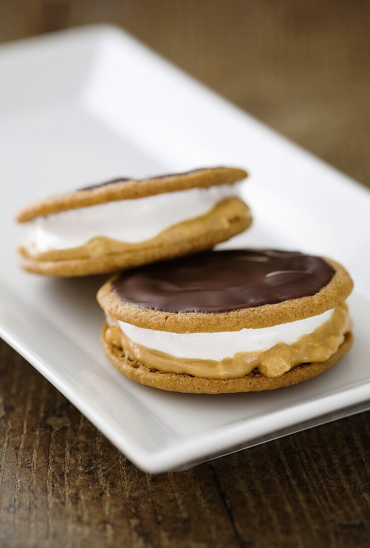 Moon Pies (Kekse mit Marshmallow-Füllung) mit Schokoglasur und Erdnussbutter