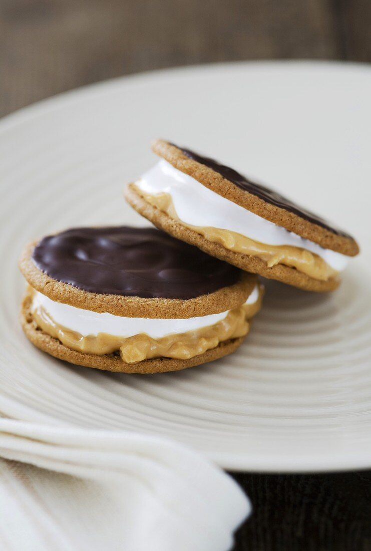 Moon Pies (Kekse mit Marshmallow-Füllung) mit Schokoglasur und Erdnussbutter