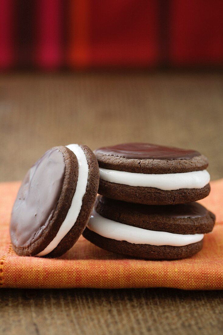 Chocolate Moon Pies mit Marshmallow-Füllung und Schokoglasur