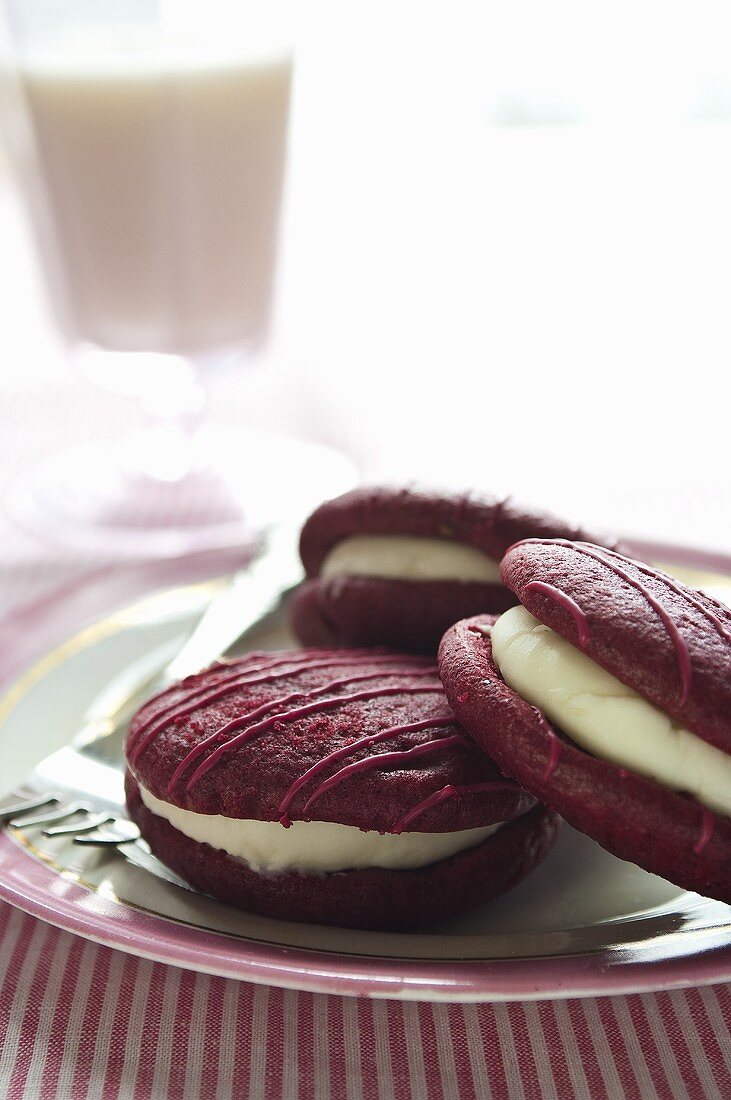 Himbeer-Whoopie Pies und ein Glas Milch