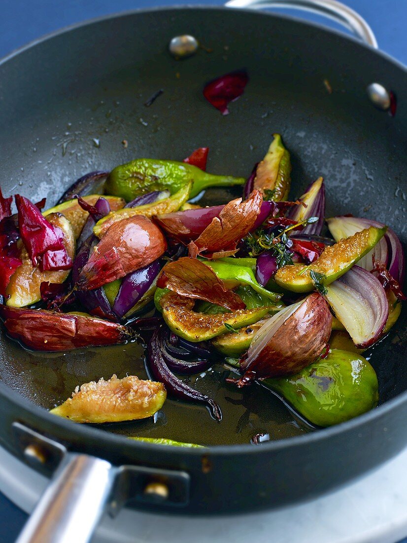 Green figs, red onions and thyme in olive oil-balsamic sauce