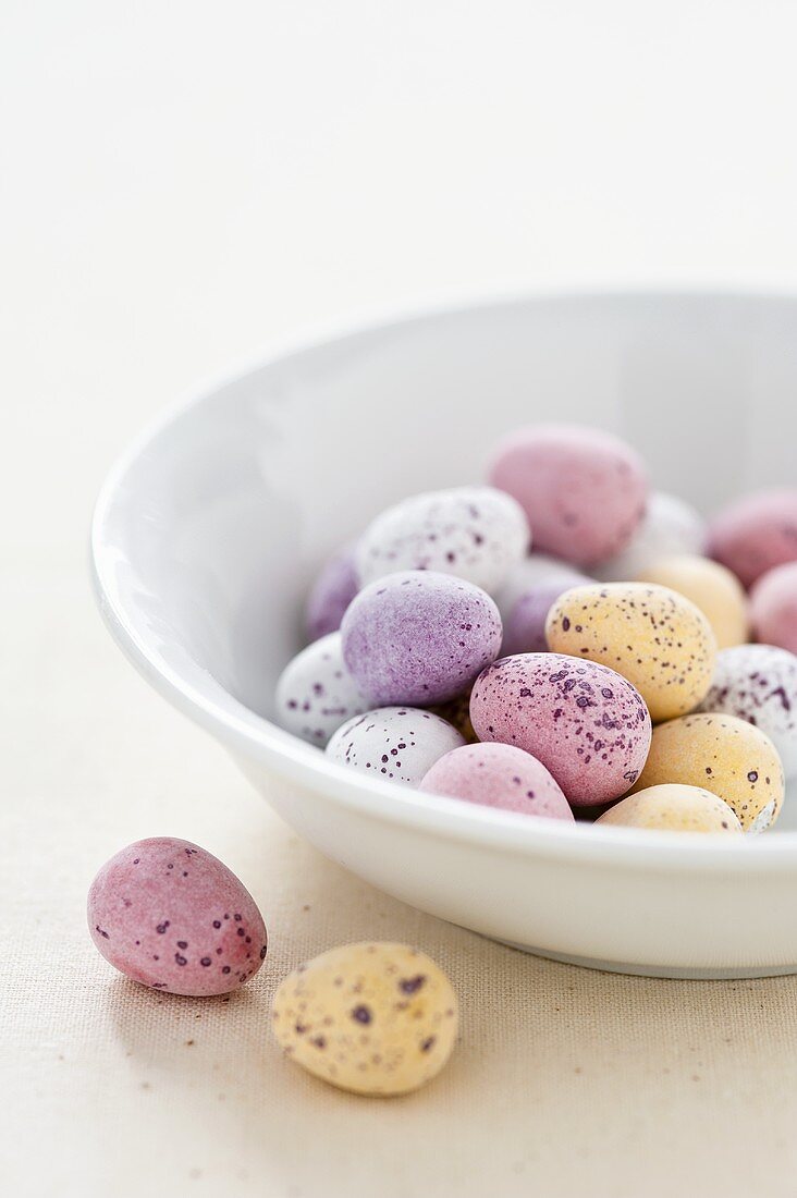 Schokoladeneier mit pastellfarbener Zuckerglasur