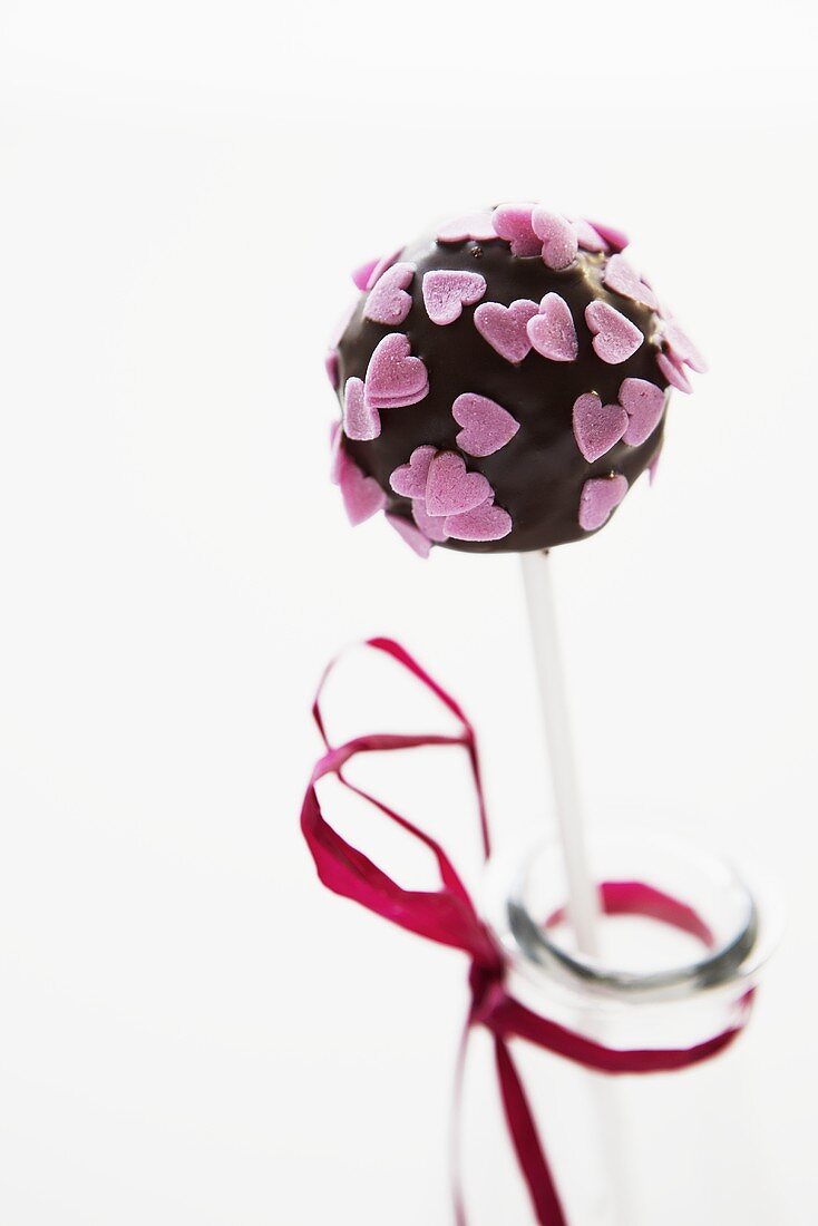Schokoladenlolli mit rosa Zuckerherzen