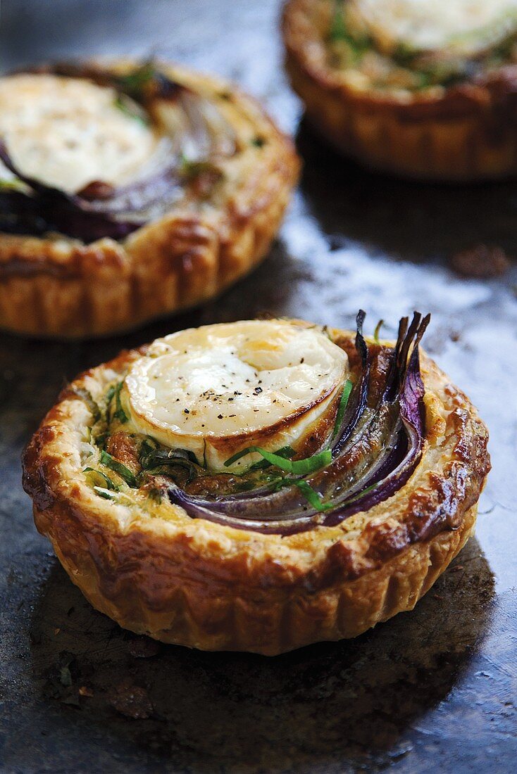 Tartlets with goat's cheese and onions