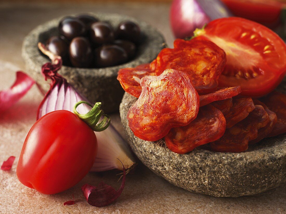 Chorizo, Tomaten, Zwiebeln und Oliven