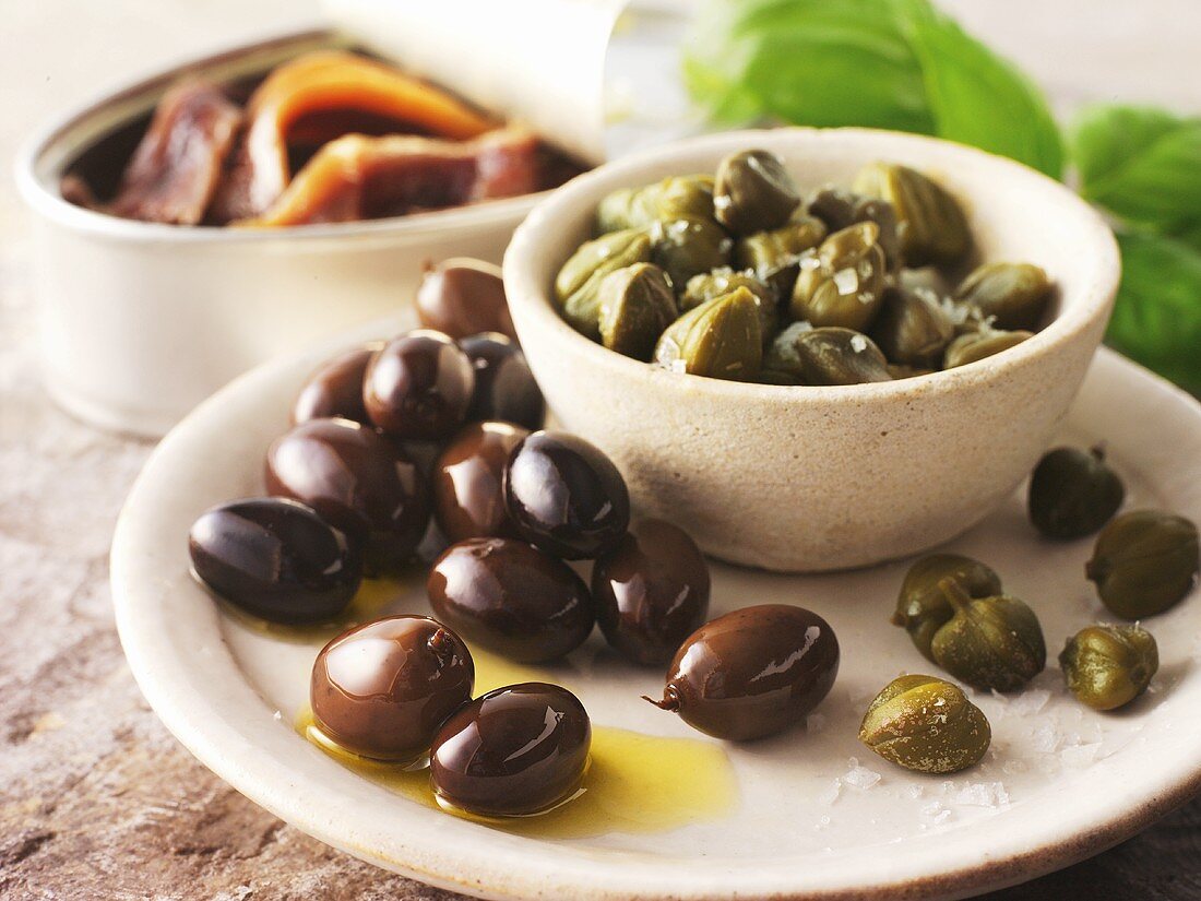 Oliven, Kapern und Sardellen in Dose