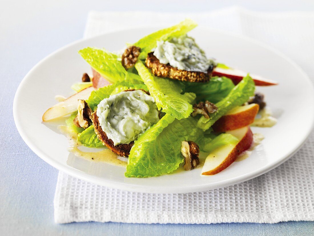 Cos lettuce with pears, walnuts and bread spread with blue cheese