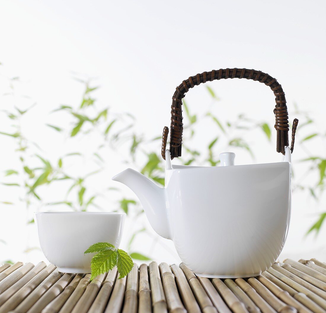 Teekanne und Teeschale aus Japan auf Bambusstäben