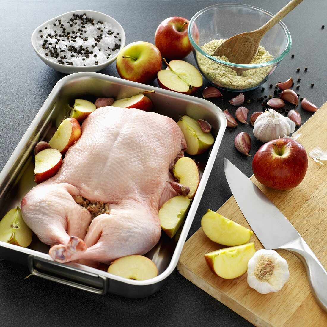 Gefüllte Ente mit Apfel und Knoblauch, zum Braten vorbereitet