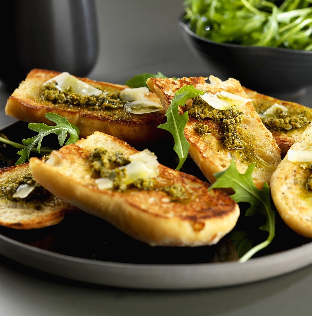 Bruschetta mit Pesto und Parmesan