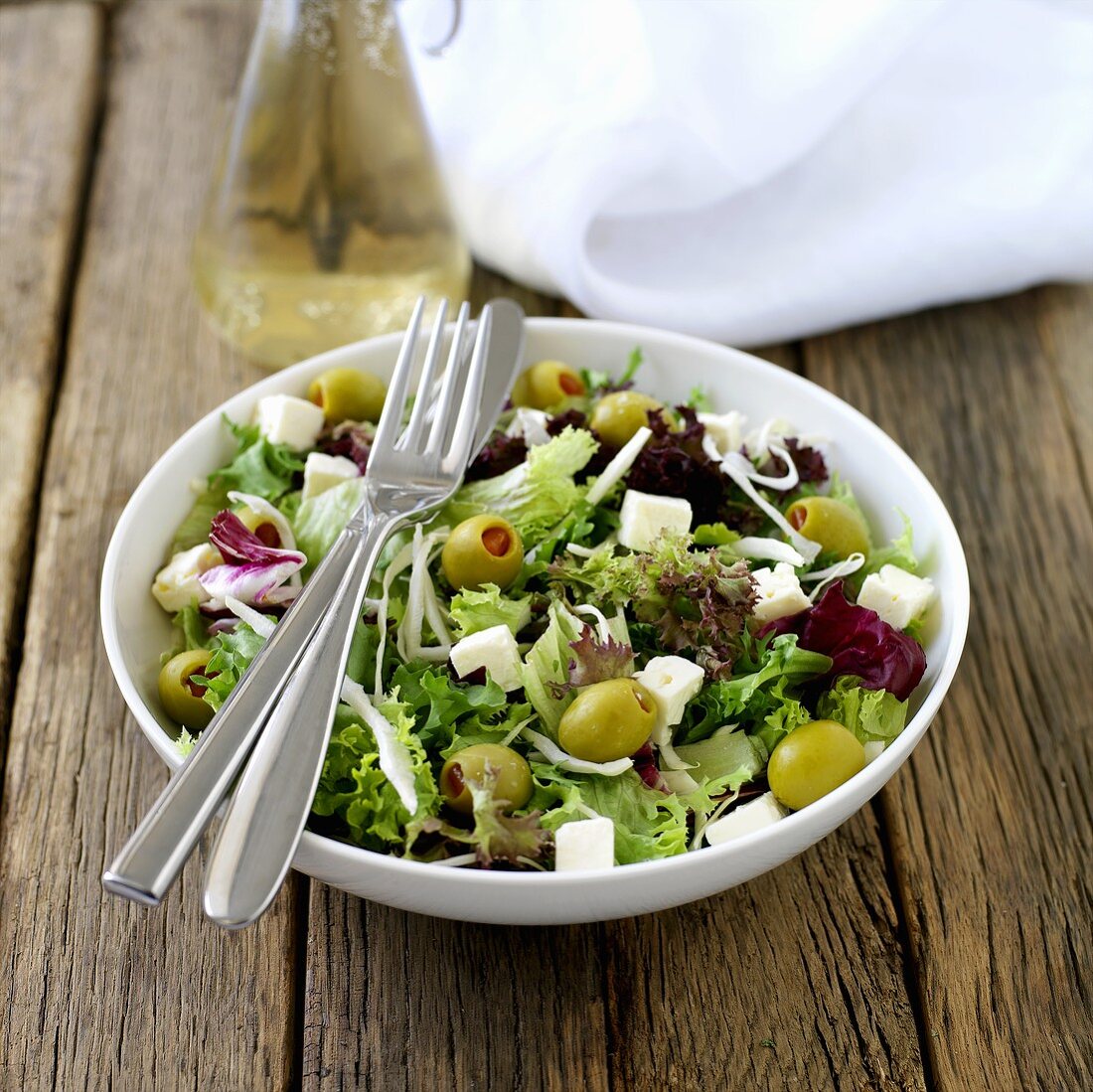 Gemischter Blattsalat mit Feta & Oliven