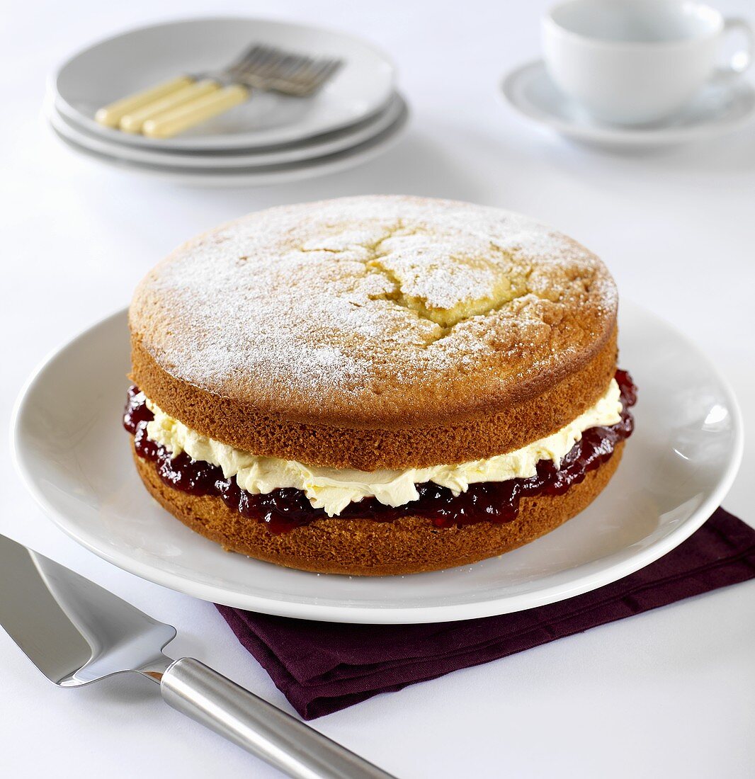 Victoria Sponge Cake (Biskuittorte mit Creme & Marmelade)