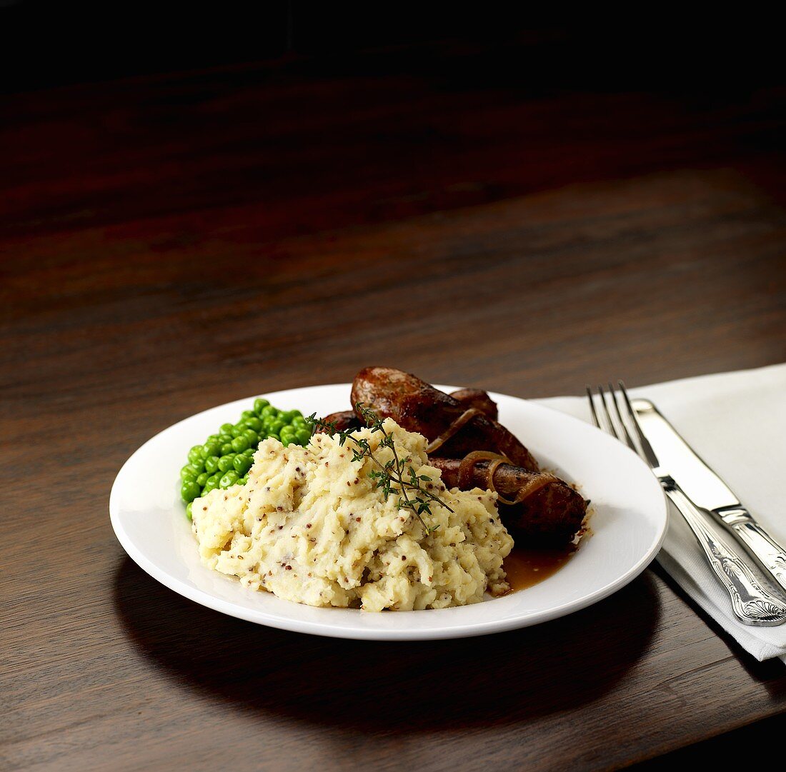 Mustard and mashed potatoes with sausages and peas