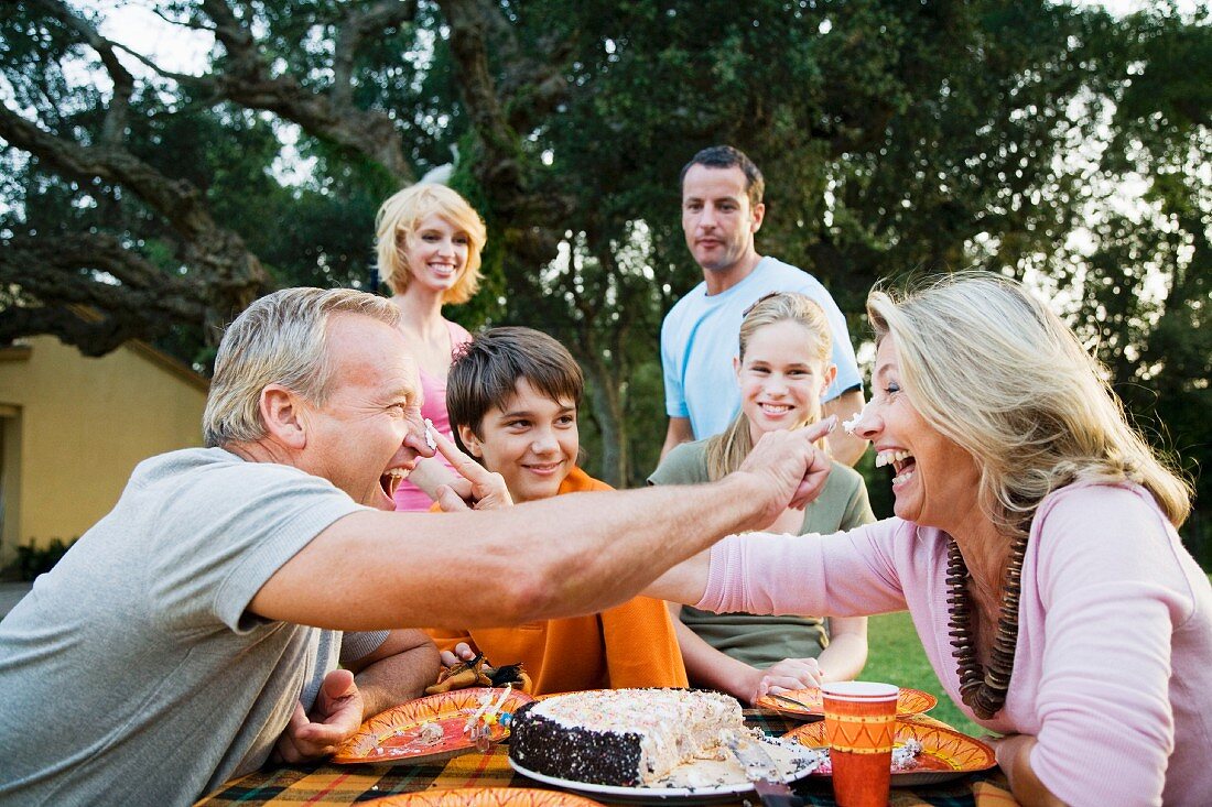 Familie bei Geburtstagsfeier im Garten