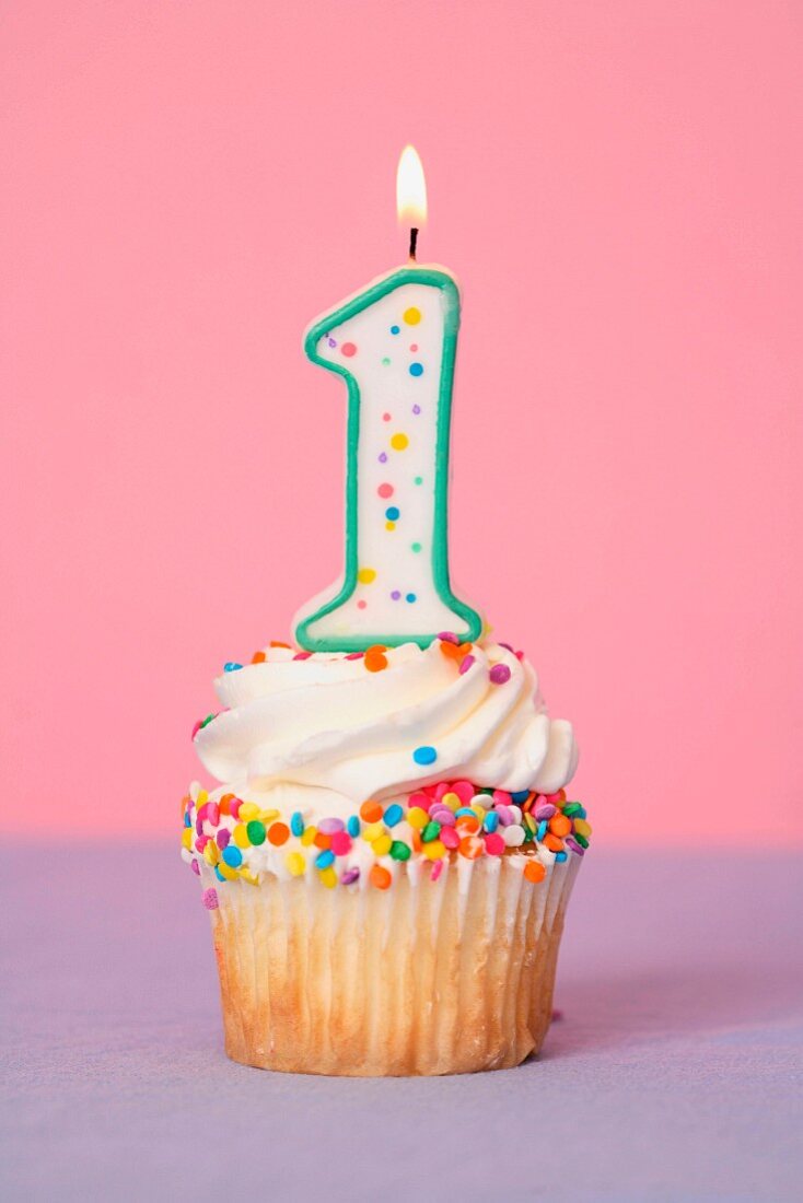 Cupcake mit einer Geburtstagskerze
