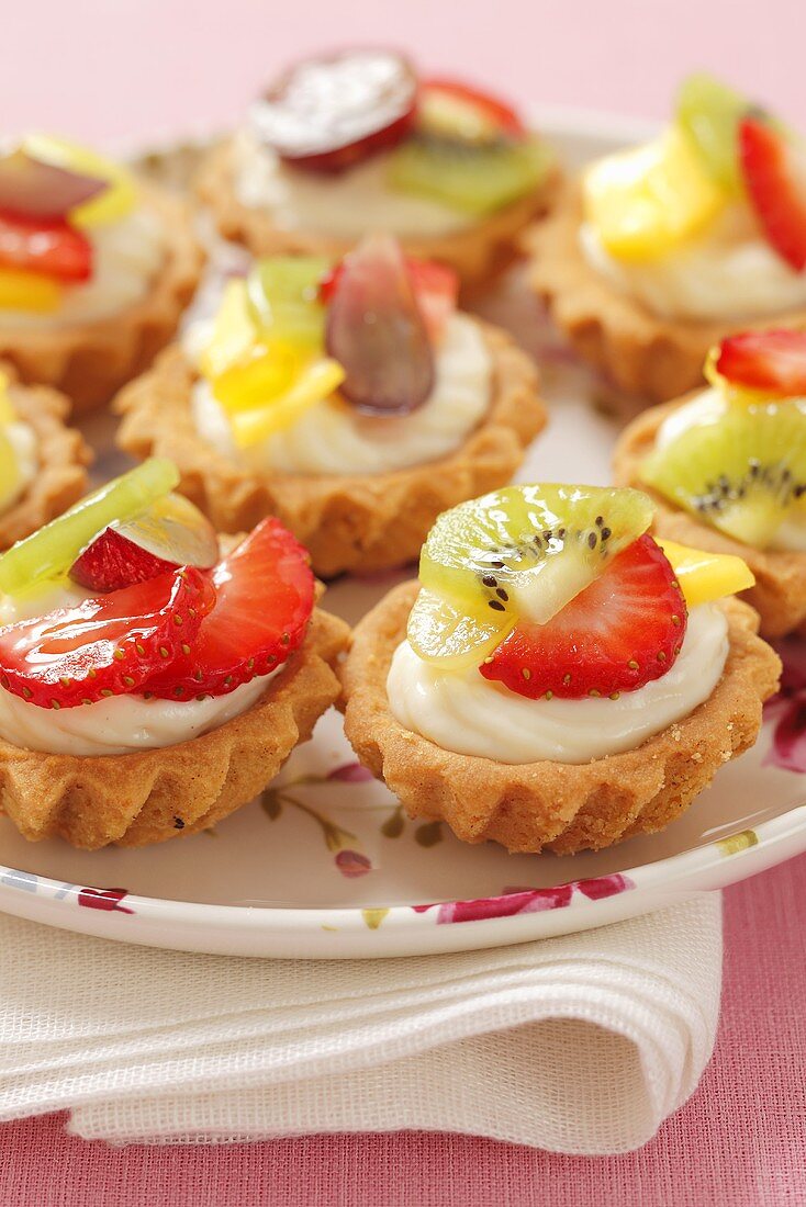 Fruit tartlets with vanilla cream