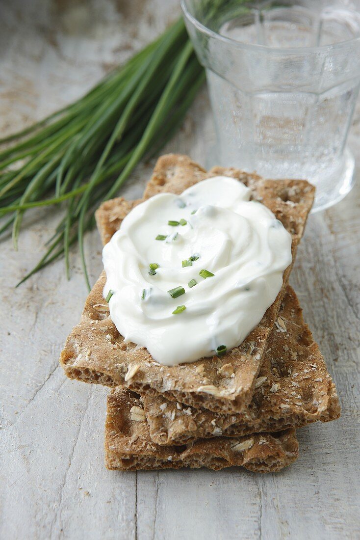 Knäckebrot mit Quark und Schnittlauch, Wasserglas