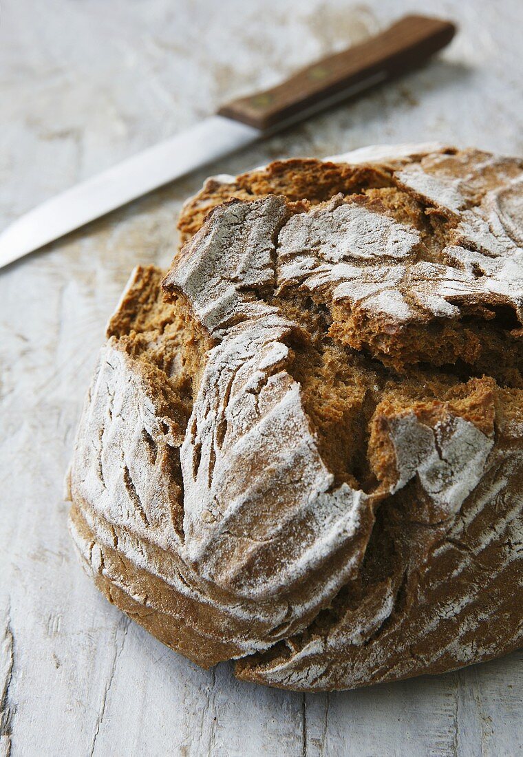 Krustenbrot und Messer