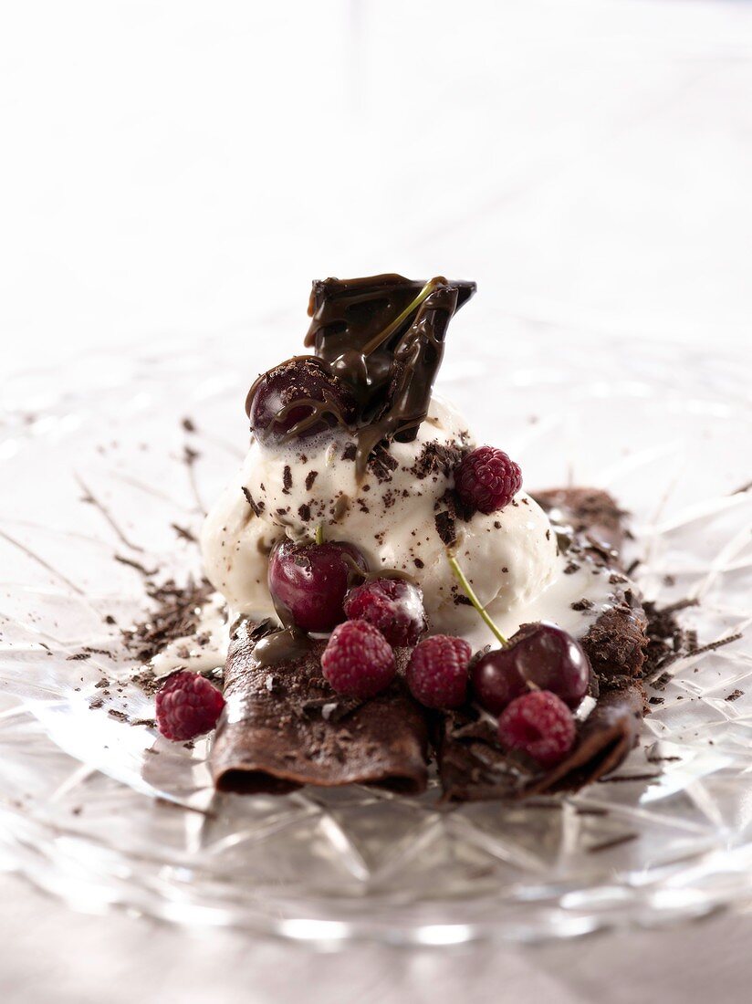 Schokopfannkuchen mit Vanilleeis, Himbeeren und Kirschen