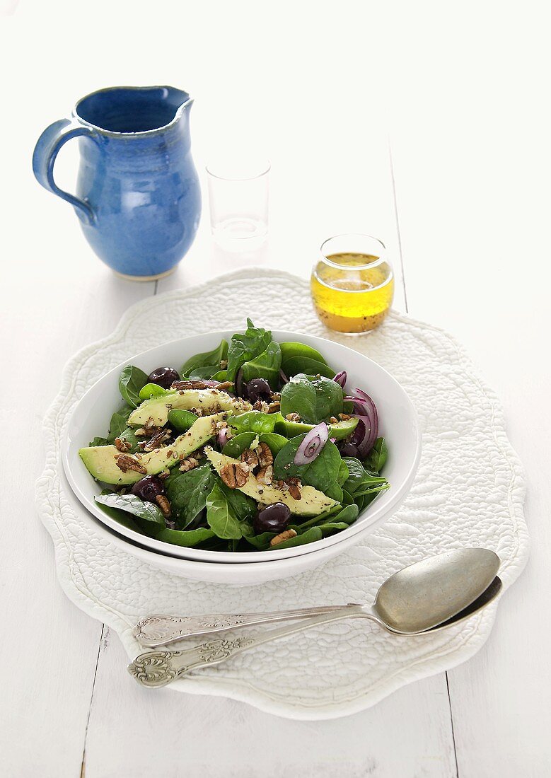 Spinat-Avocado-Salat mit Walnüssen