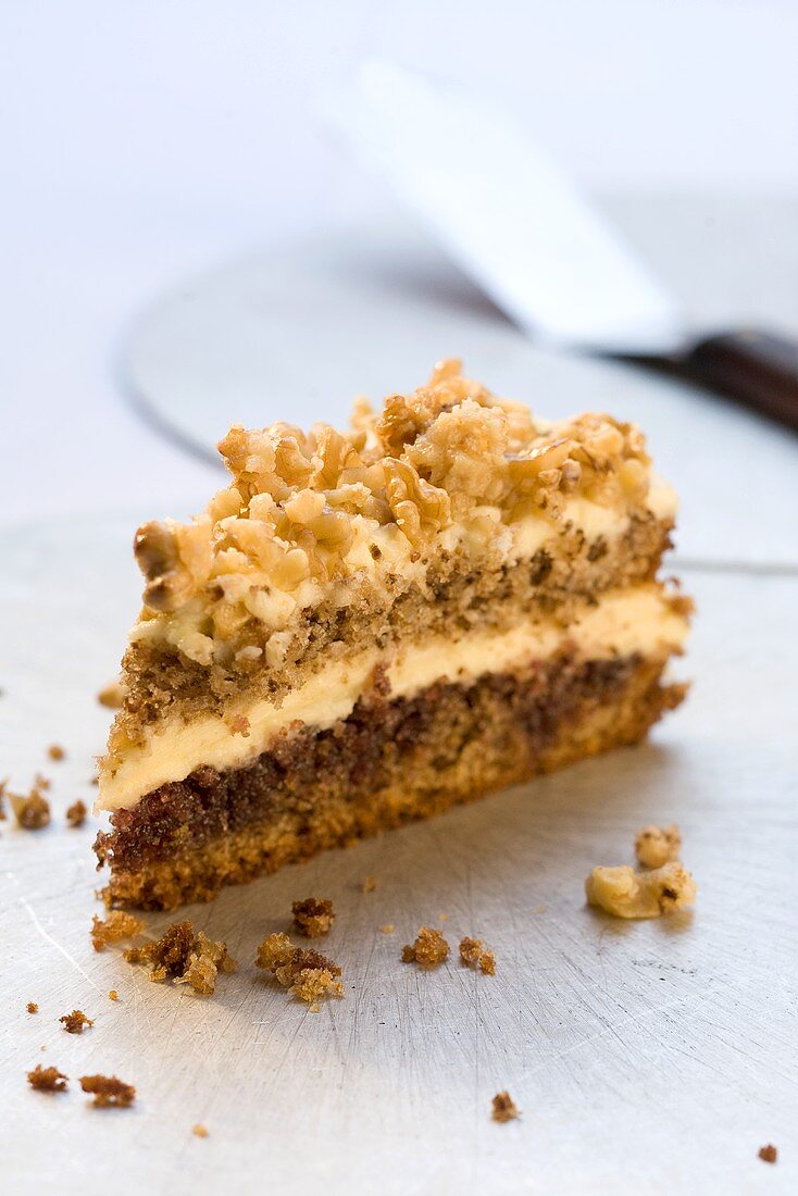 Ein Stück Walnuss-Buttercreme-Torte