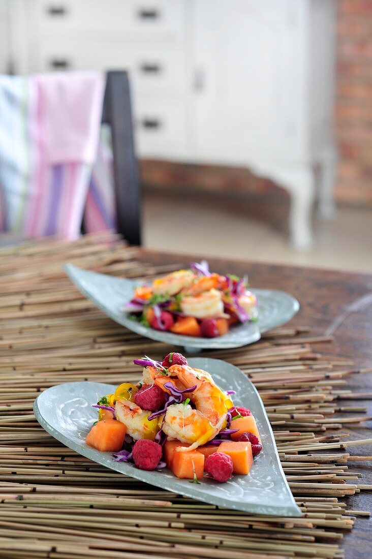 Papaya-Himbeer-Salat mit Garnelen