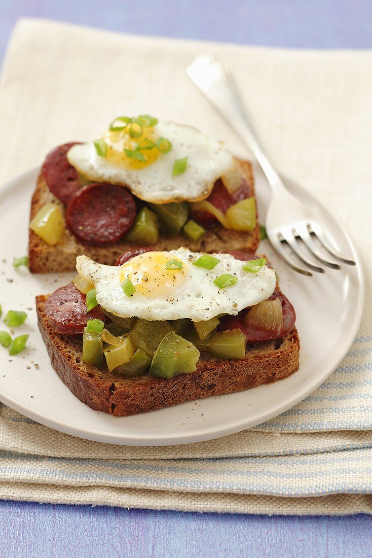 Wholemeal bread with chorizo, green pepper and quail's eggs